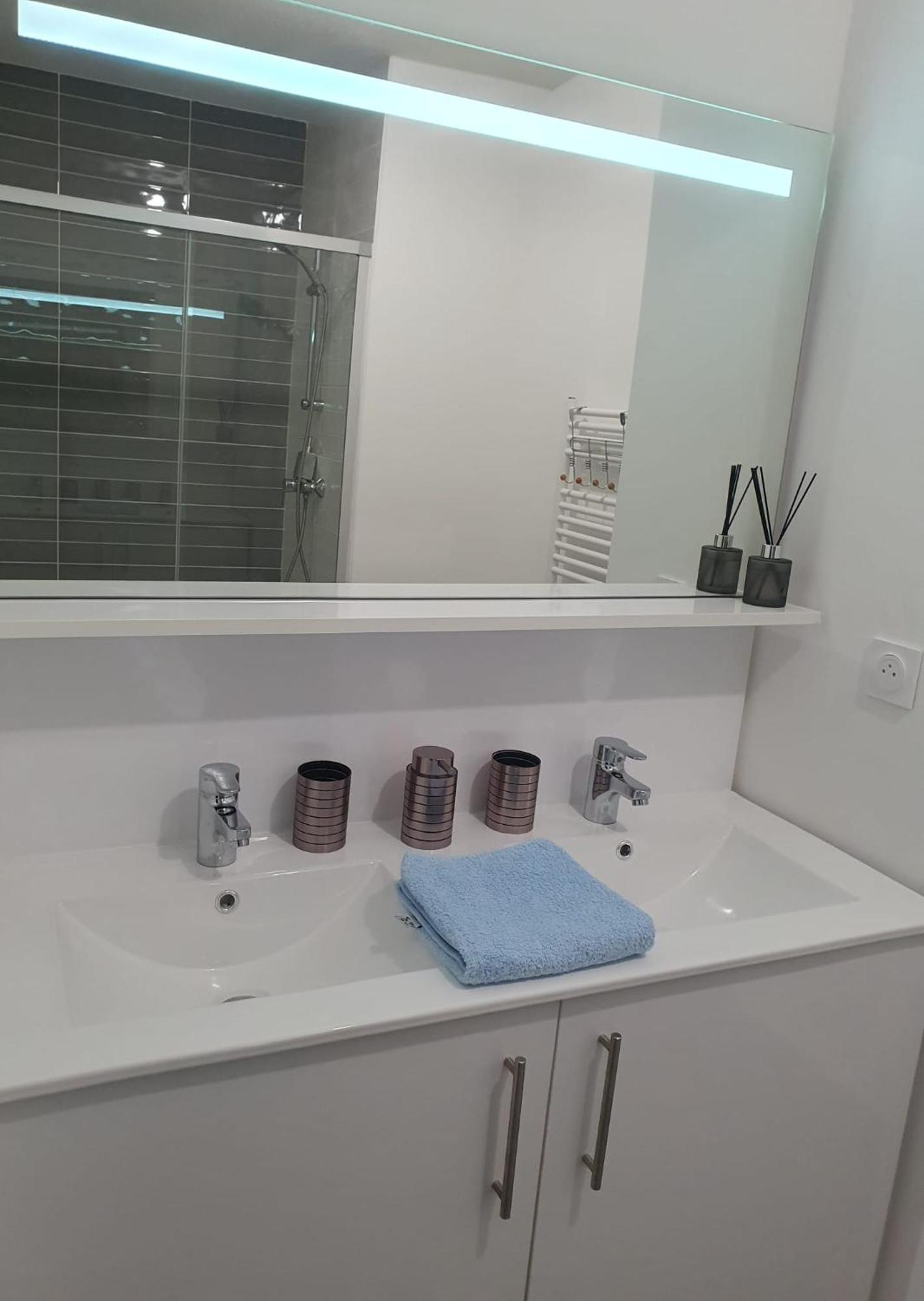 Appartement A Floirac Avec 2 Chambres, Un Parking Prive, Une Terrasse, A 5 Minutes En Voiture De L'Arkea Arena De Bordeaux מראה חיצוני תמונה